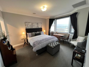 Number 10 -King bed with breakfast